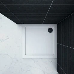 Piatto Doccia Quadrato In Pietra Artificiale Rivestito Gel Coat Ultra Slim Da 3cm Bianco Lucido Antiscivolo Antibatterico 70x70cm